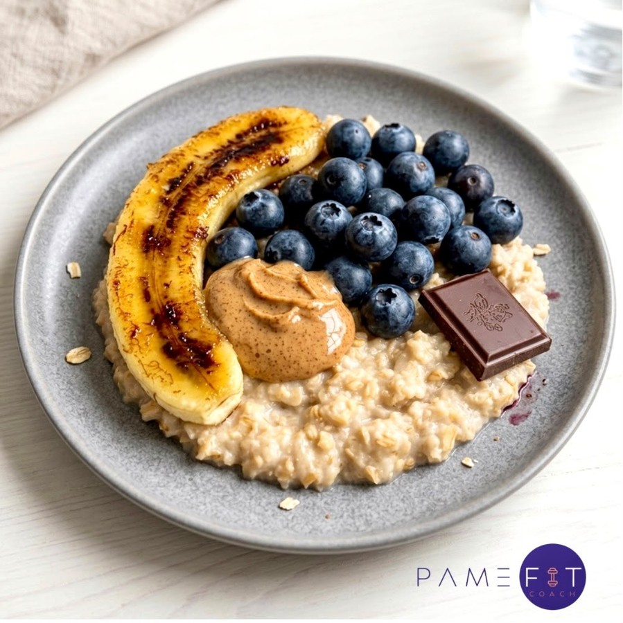 Avena con plátano caramelizado y frutos rojos