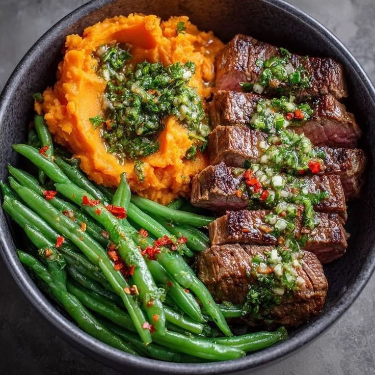 Lomo a la plancha con puré de camote y judías verdes